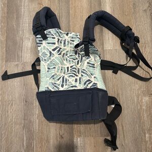 Hardly used Tula in great condition. Front pocket. Cute Can hold up to 65 lbs.